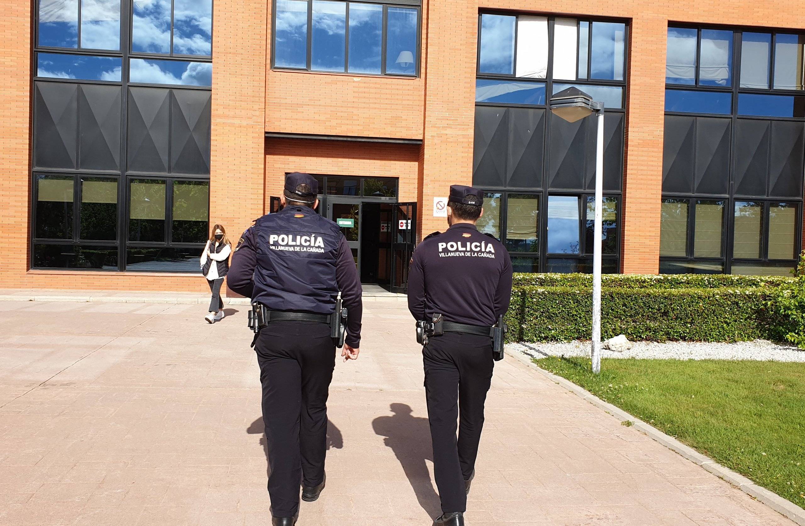 Dos miembros de la Policía Local en la UAX.