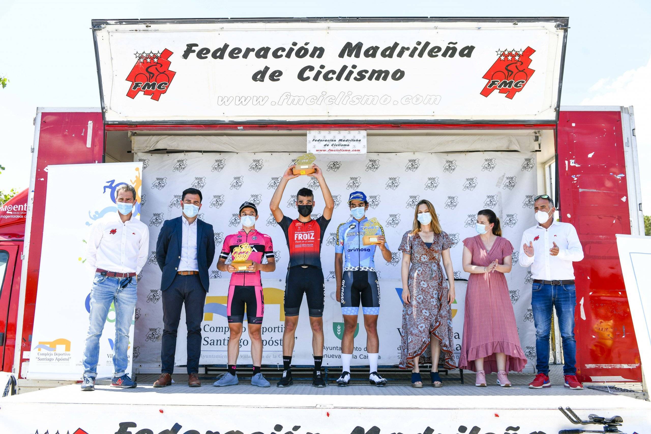 Concejales y responsables de la FMC junto a varios de los campeones.