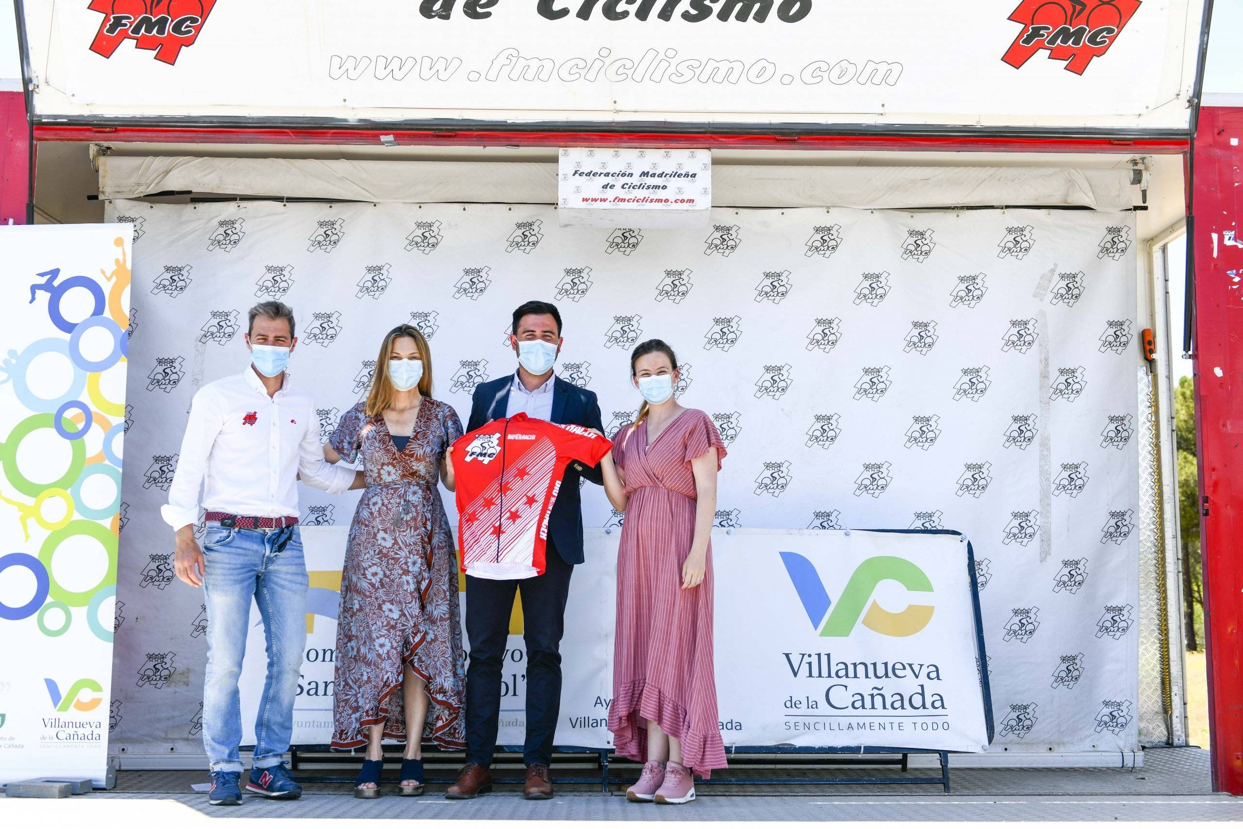 Concejales de Deportes, Universidad y Salud, junto al presidente de la FMC, recogiendo el maillot de la FMC.