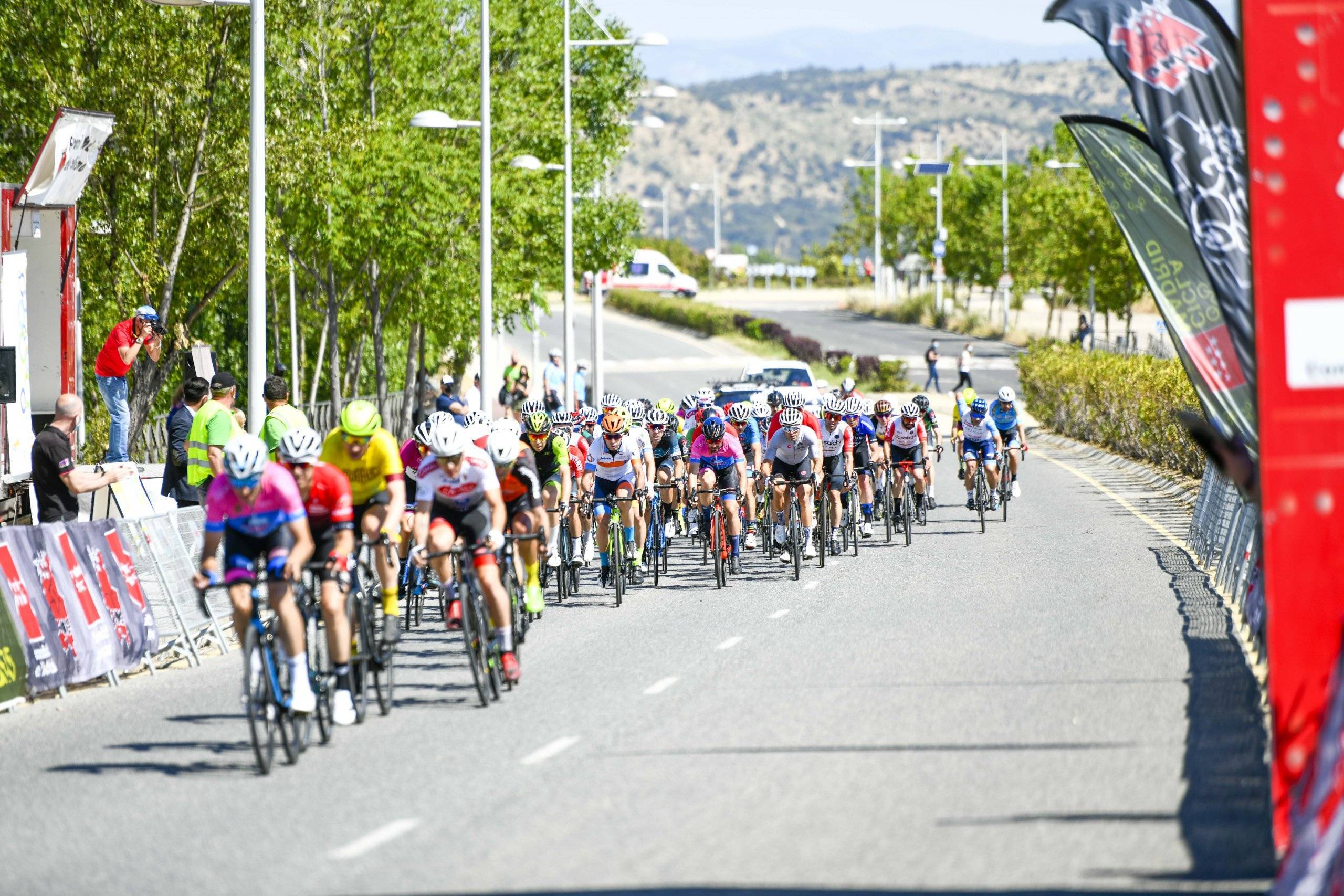 Pelotón de ciclistas por la avenida de España.