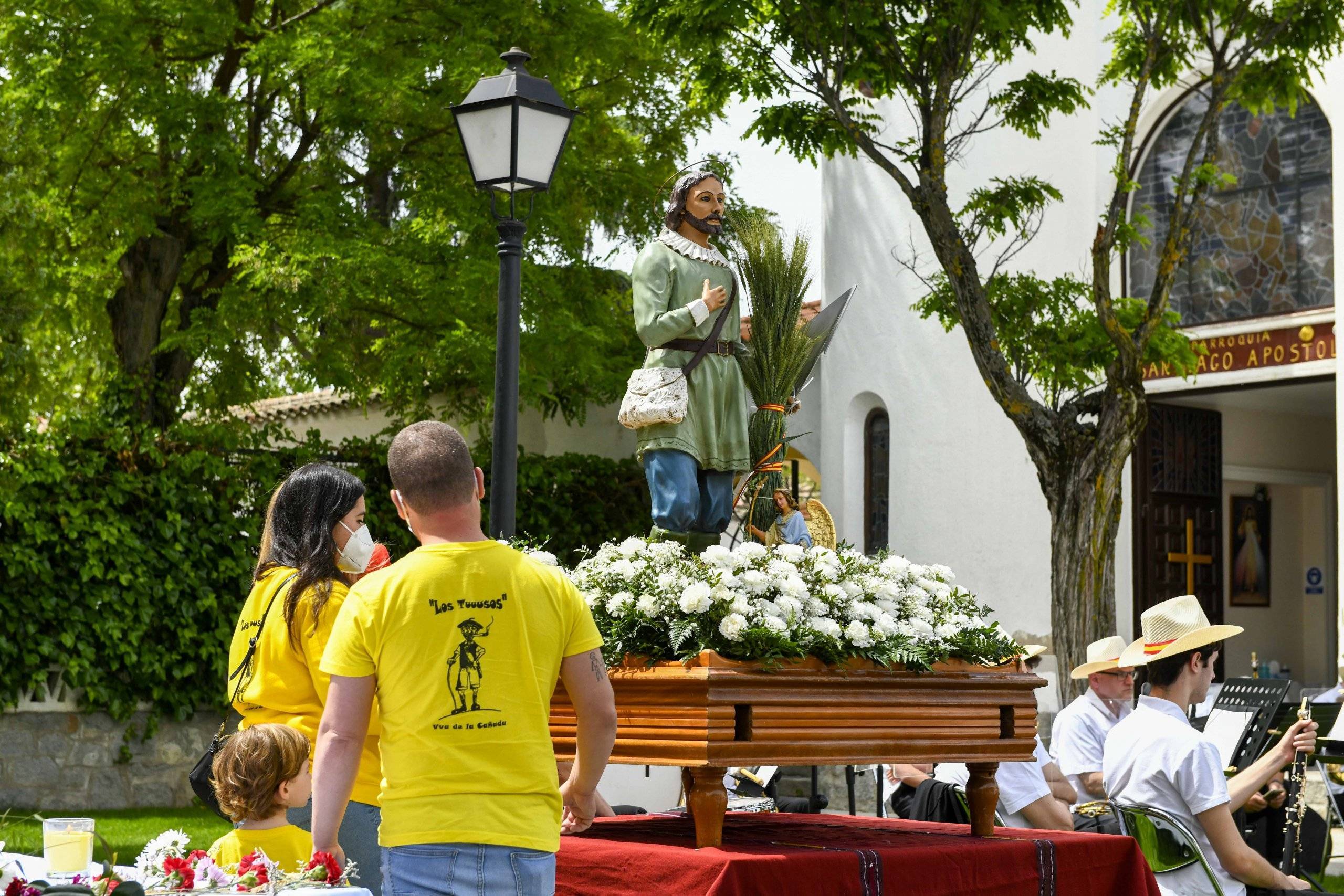 Ofrenda floral de Los Tuuusos.