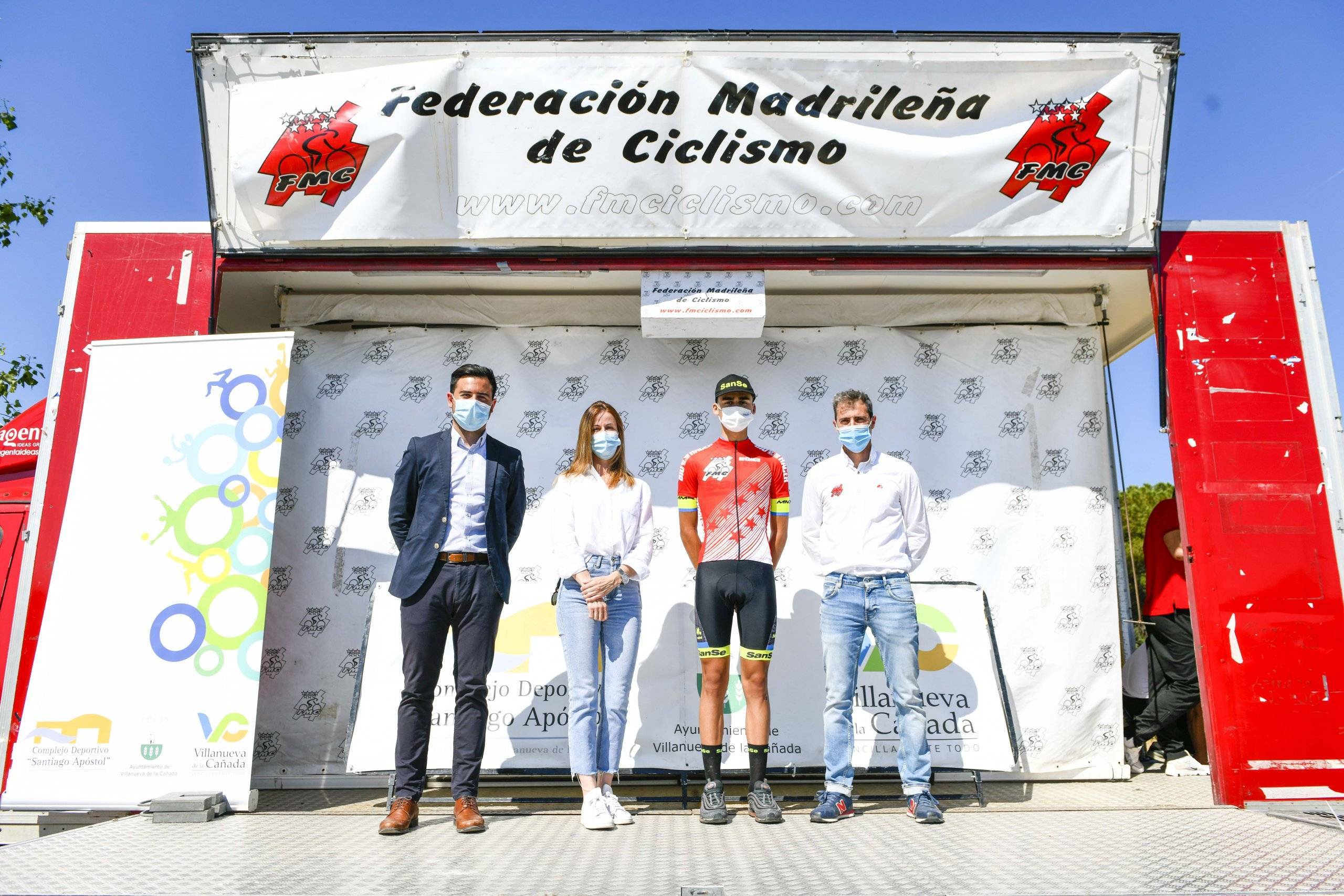 Uno de los campeones, junto a los concejales de Deportes y Educación y el presidente de la FMC.