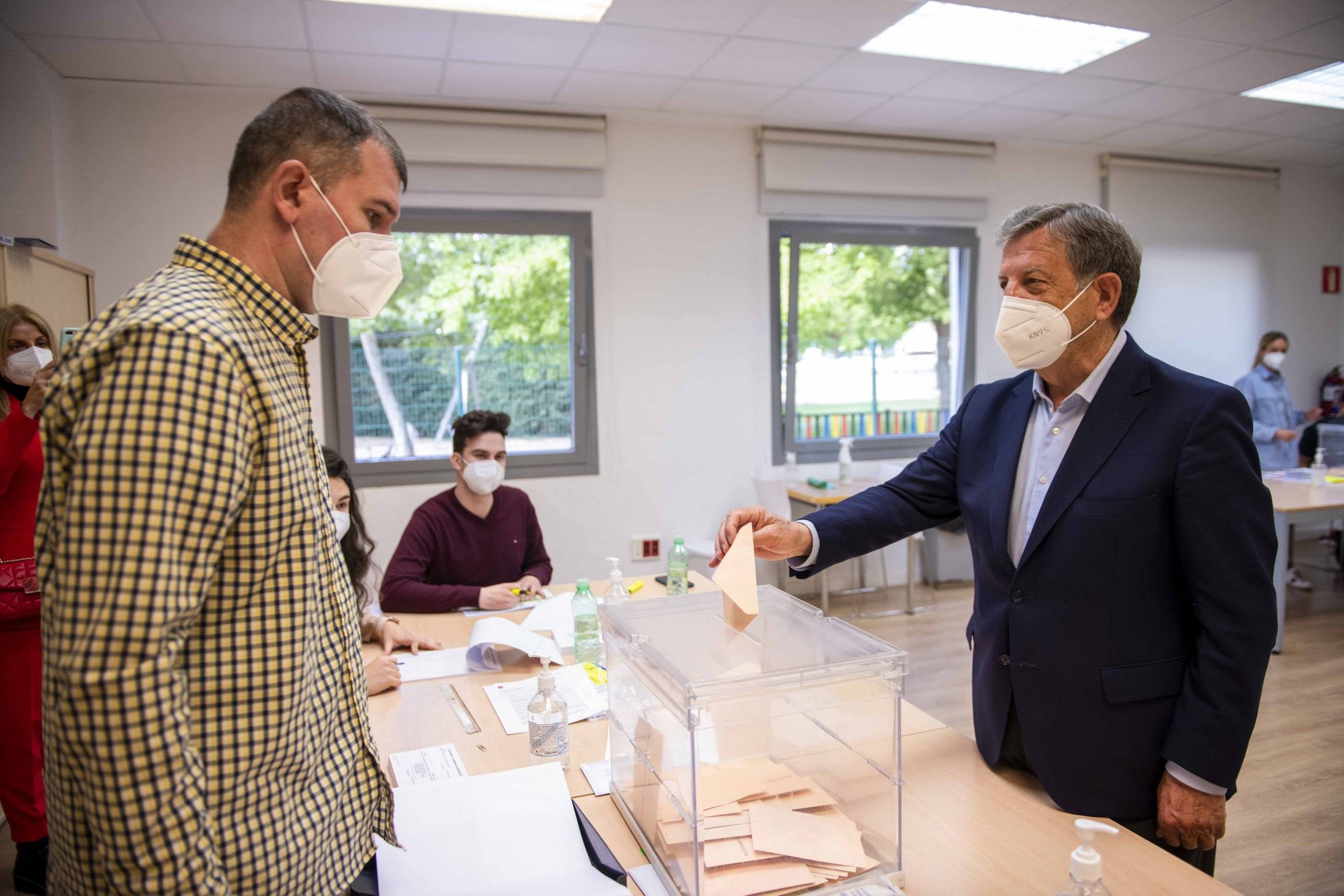 El alcalde, Luis Partida, ejerciendo su derecho al voto.