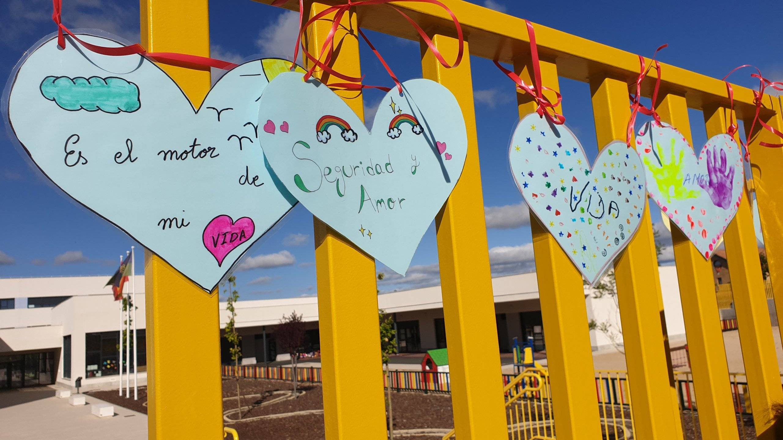 Imagen de los corazones en la valla del centro educativo.