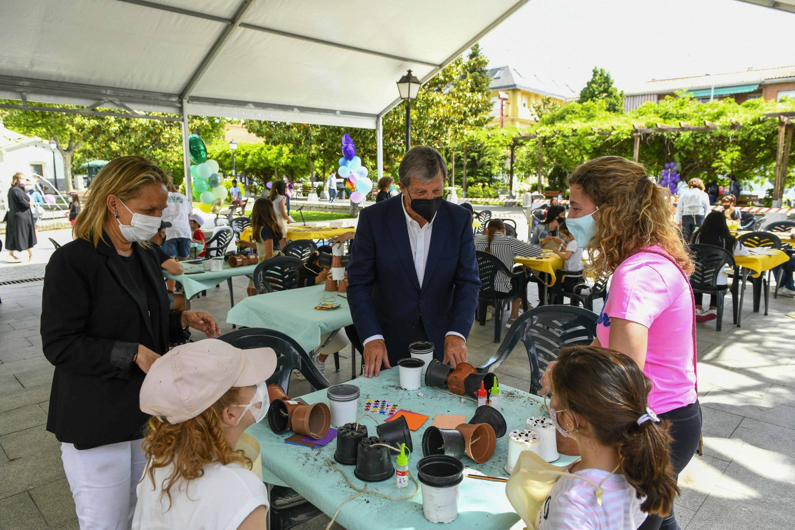 El alcalde y la concejal de Familia visitando los talleres en la plaza de España.