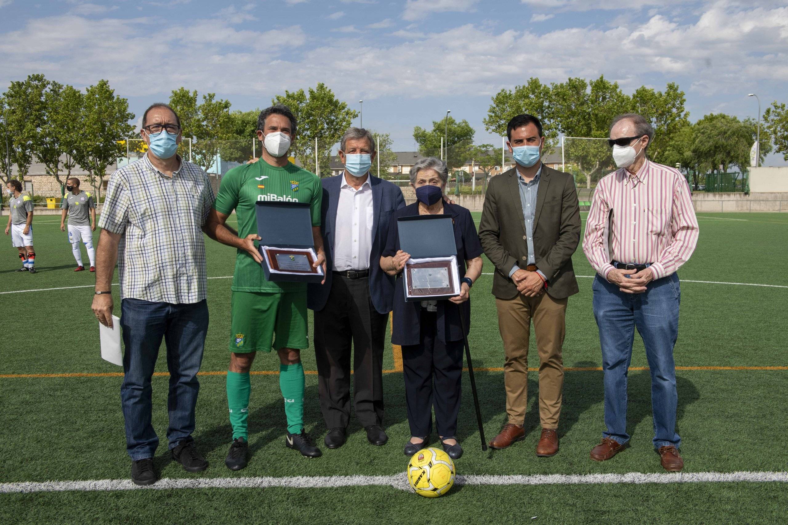 El alcalde, concejal de Deportes y familiares de los homenajeados, junto al actual y al anterior entrenador del club.