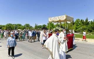 Procesión del Corpus Christi a su paso por la Glorieta Víctimas del Terrorismo.