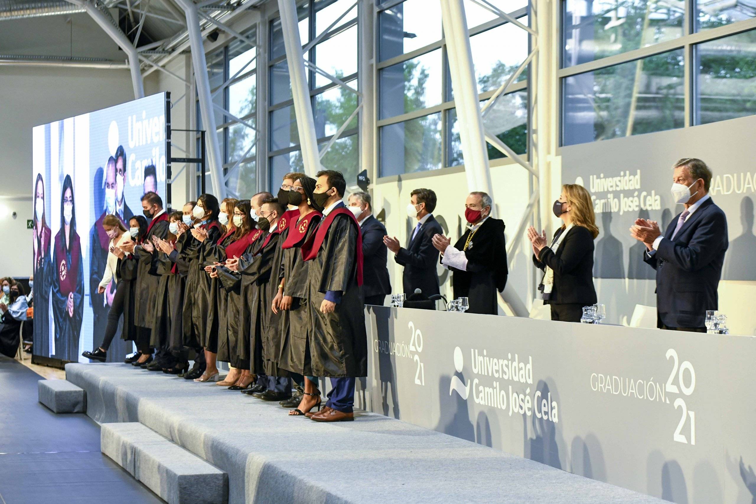 El regidor villanovense y autoridades junto a alumnos graduados.