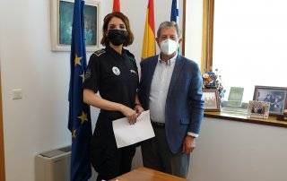 El alcalde junto a la nueva agente de Policía Local.