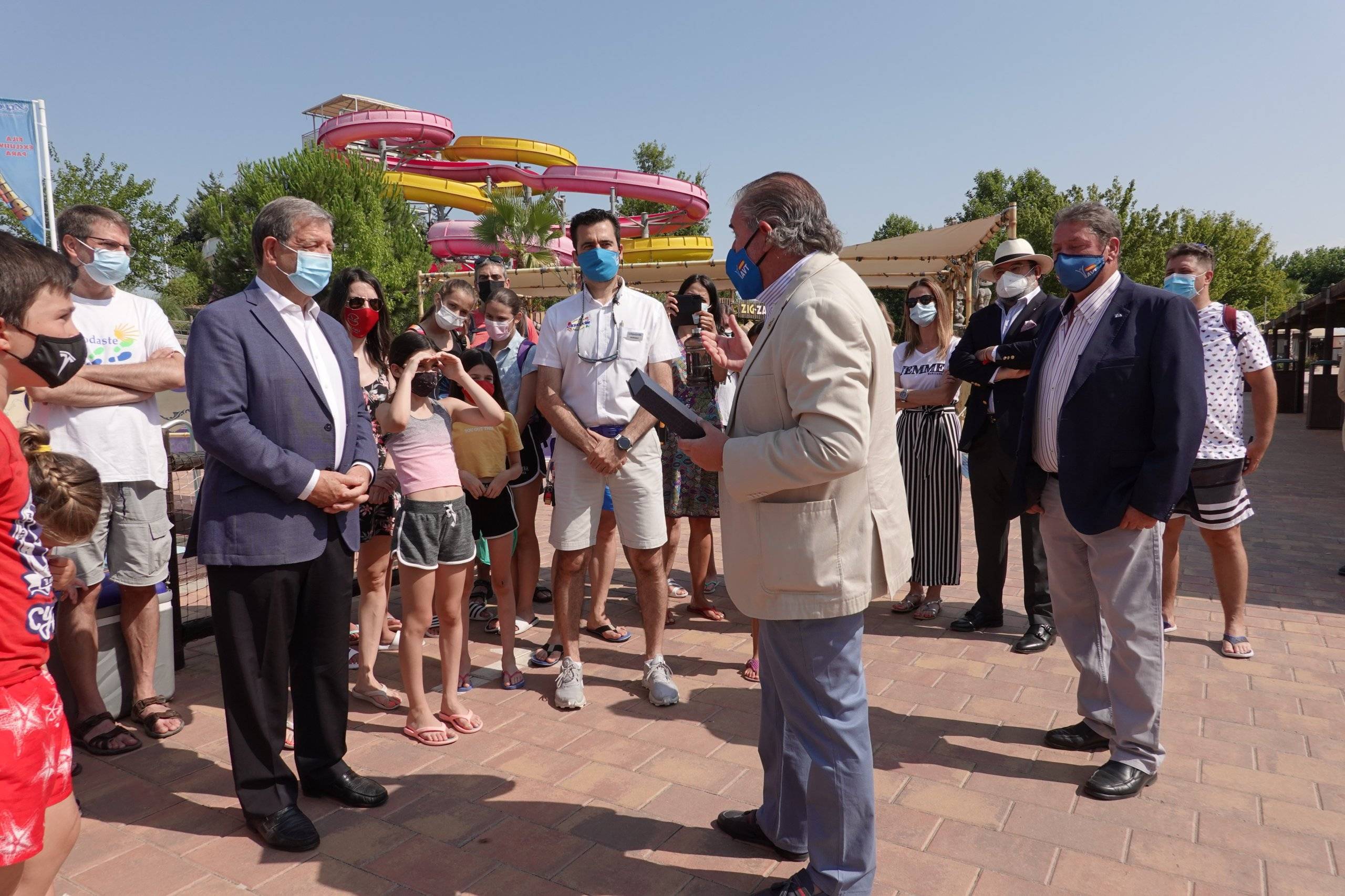 Momento de la entrega del galardón de la AVT al alcalde.