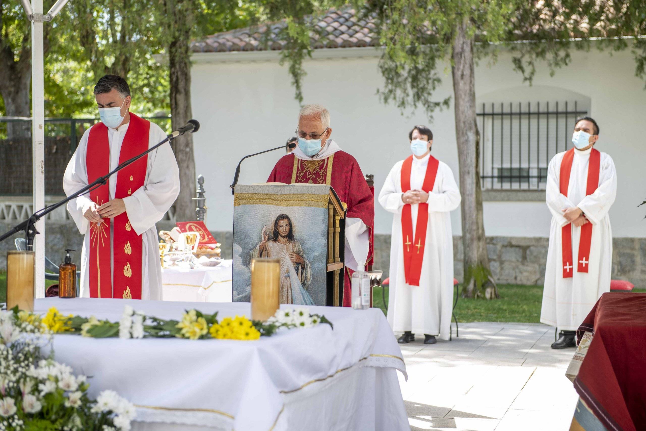 El misionero Nicasio Fernández, acompañado por los párrocos del municipio, ha presidido la misa.