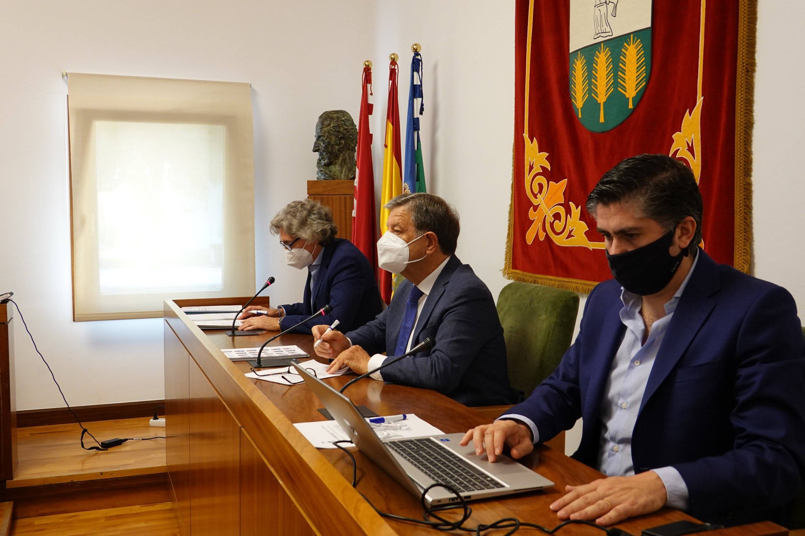 El alcalde, junto al secretario e interventor del Ayuntamiento.