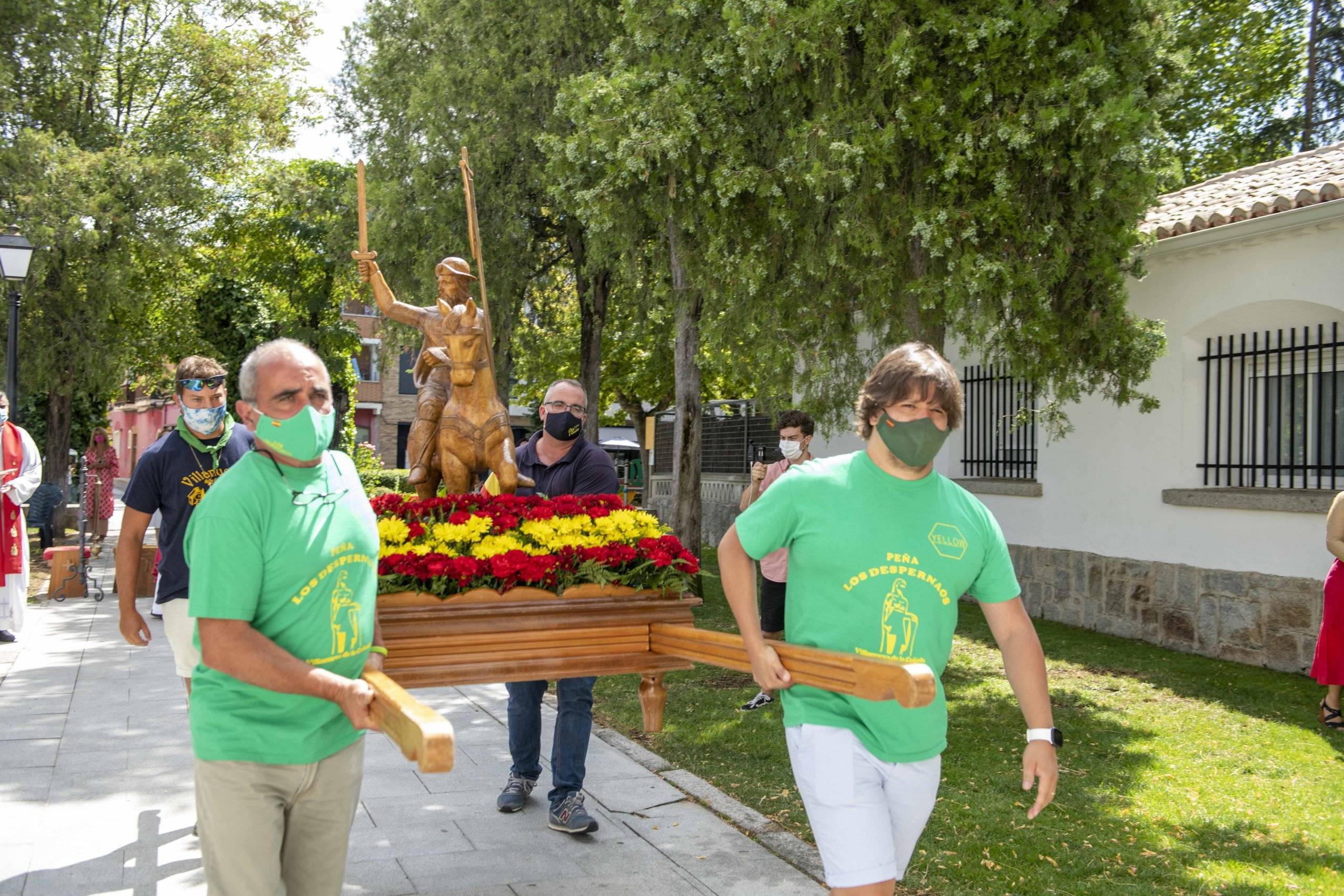 Representantes de las peñas trasladando la talla del santo a la iglesia.