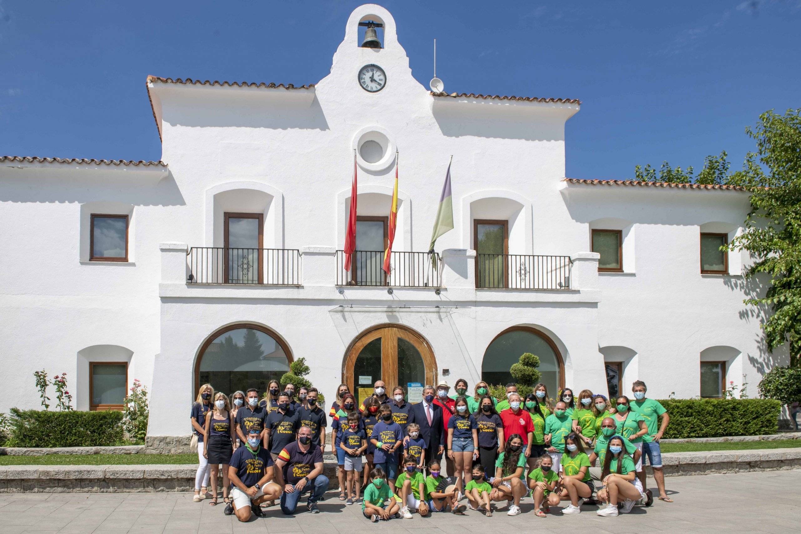 El alcalde, Luis Partida, junto miembros de Los Cucos, Las Katas y Los Despernaos.