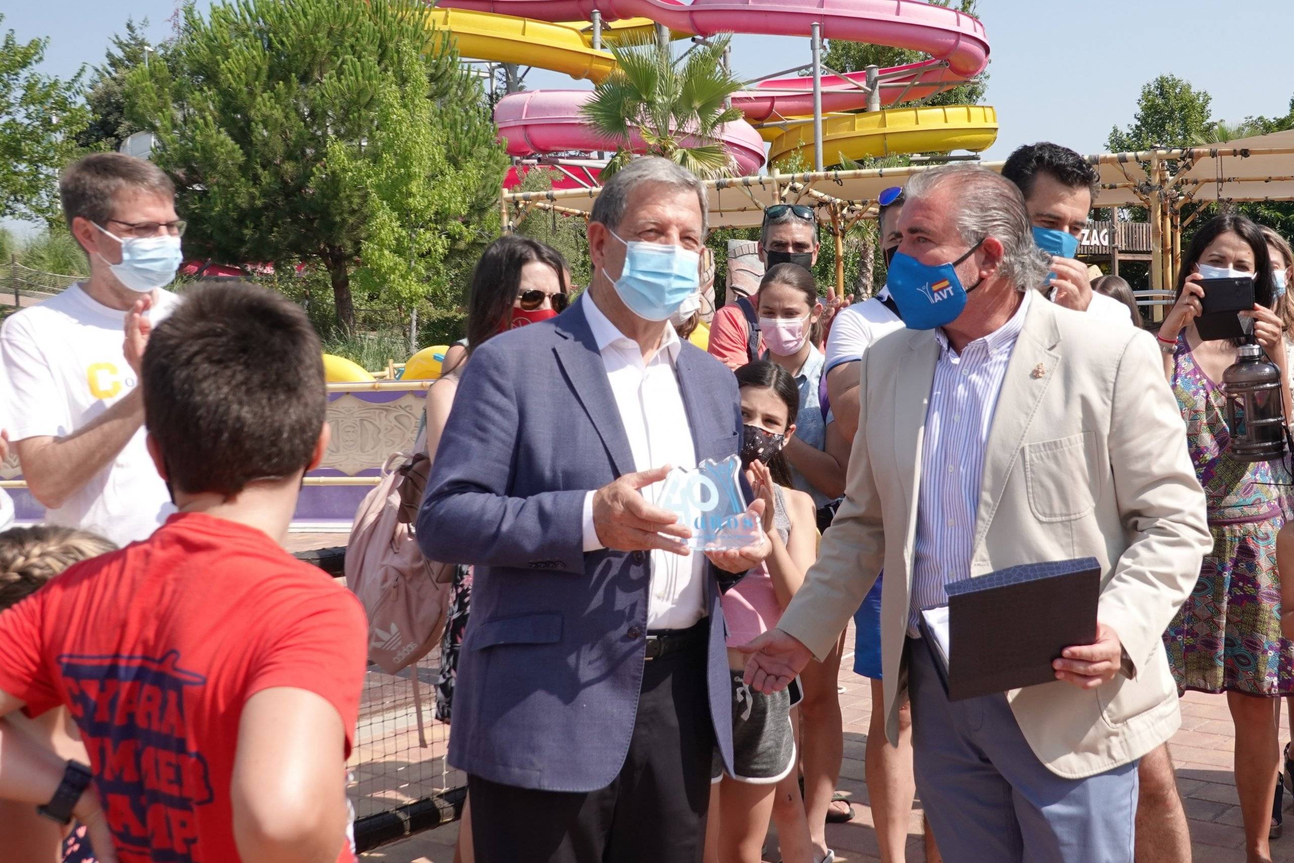 El alcalde con el galardón en las manos junto al consejero de la AVT.