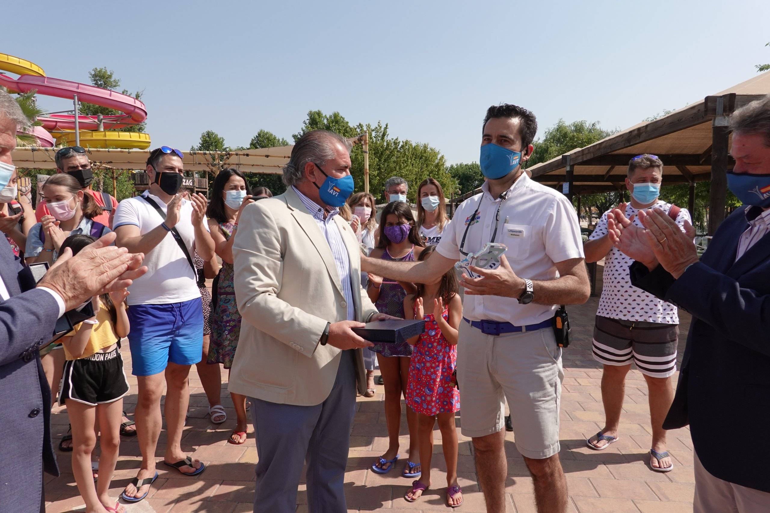 El director de Aquopolis recibiendo el galardón de manos del consejero de la AVT.