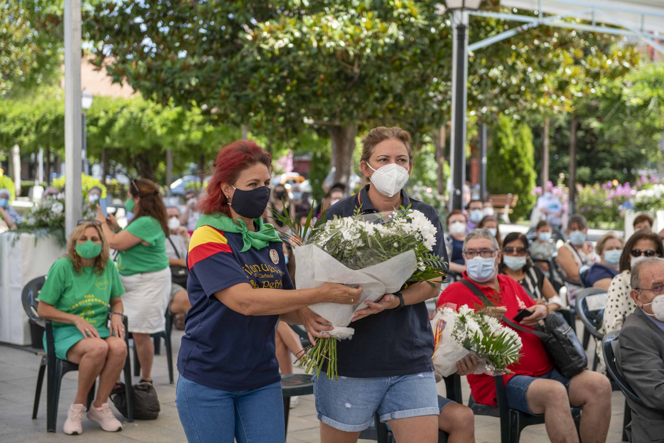 Miembros de Los Cucos llevando un ramo en el momento de la ofrenda floral.