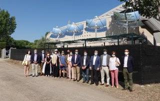Autoridades y responsables de la empresa TCT en el acto inaugural de la planta de concentradores solares.