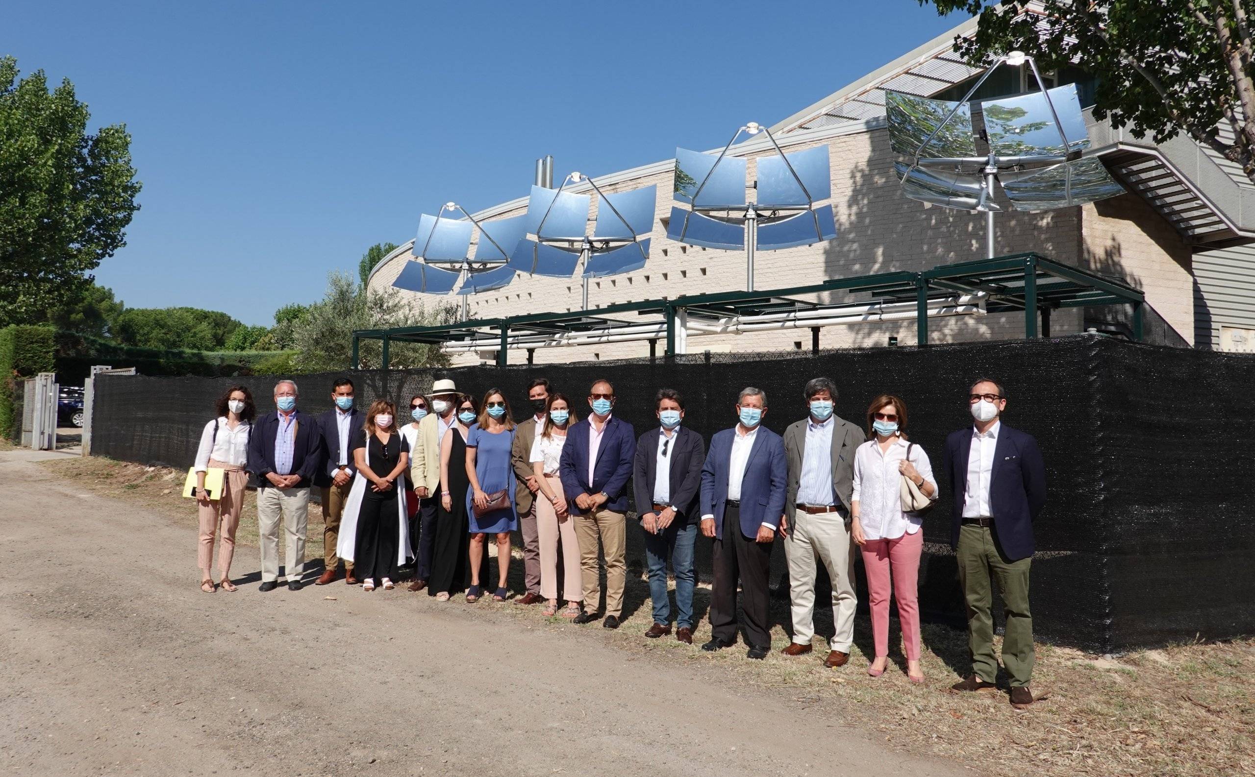 Autoridades y responsables de la empresa TCT en el acto inaugural de la planta de concentradores solares.