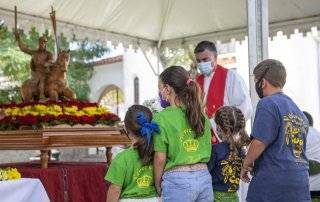 Momento de la ofrenda floral a cargo de un grupo de niños de las peñas Los Cucos y Los Despernaos.