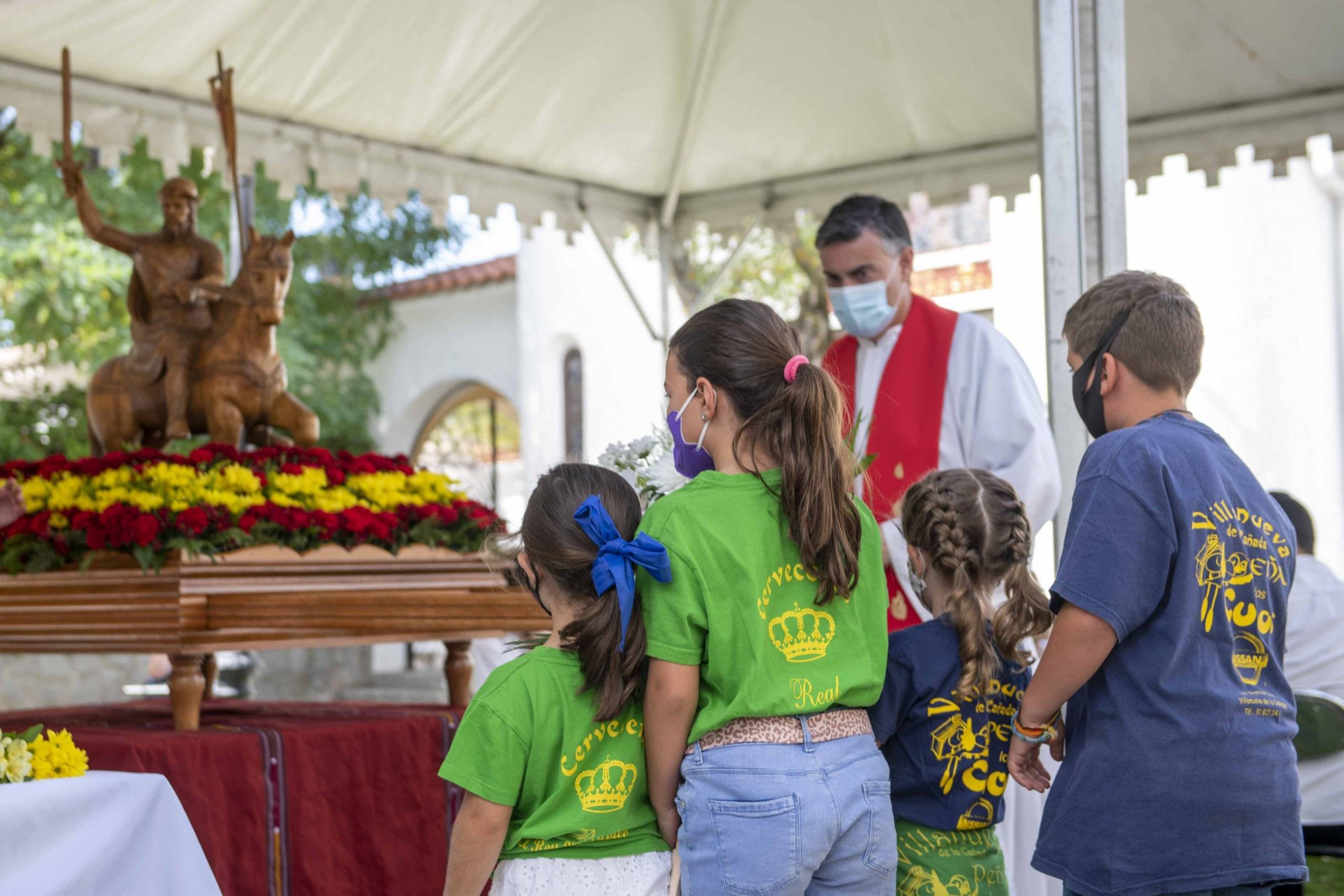 Momento de la ofrenda floral a cargo de un grupo de niños de las peñas Los Cucos y Los Despernaos.