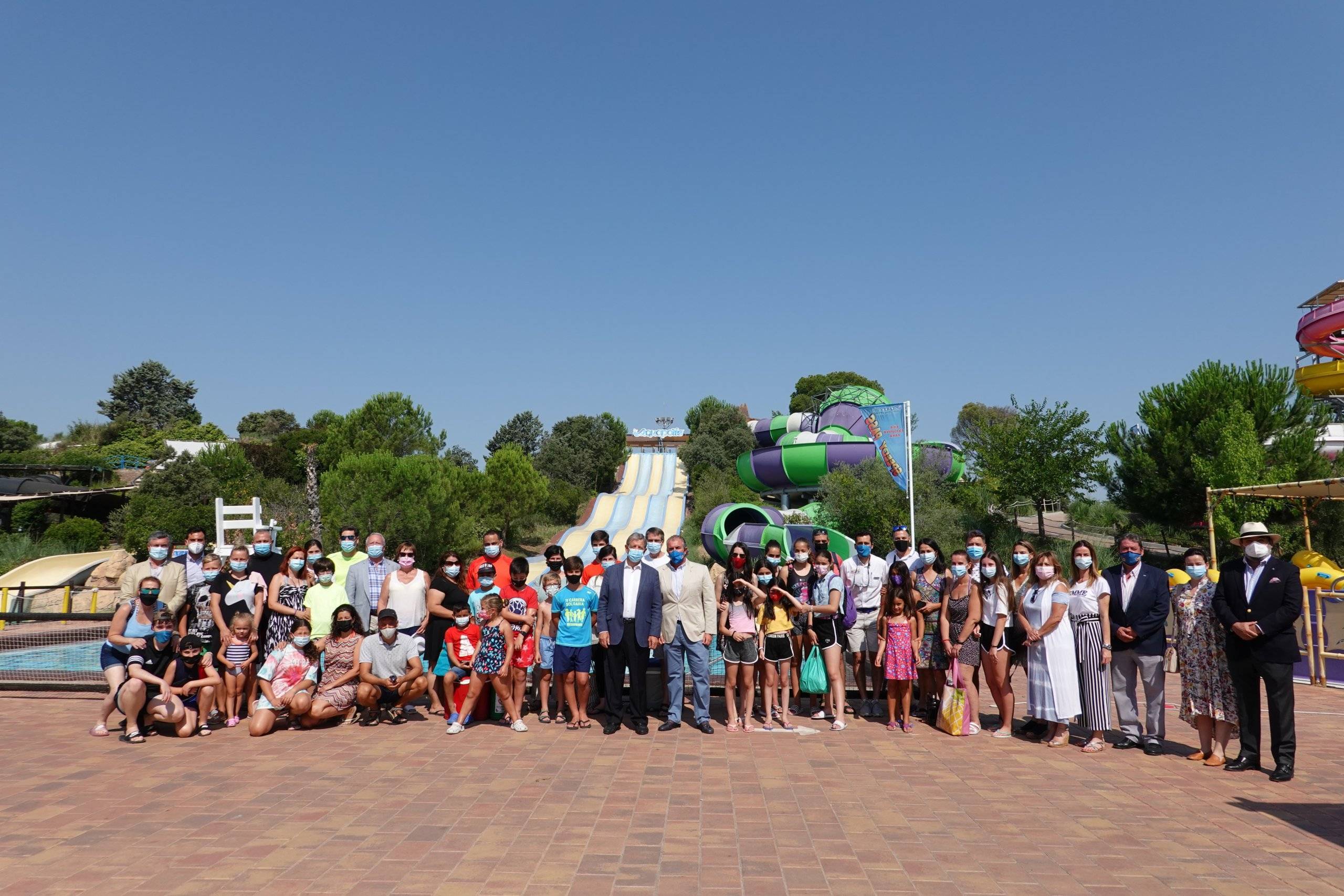 Alcalde, concejales y el director de Aquopolis junto asociados y responsables de la AVT.