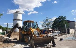 Máquinas realizando los trabajos de construcción del aparcamiento.