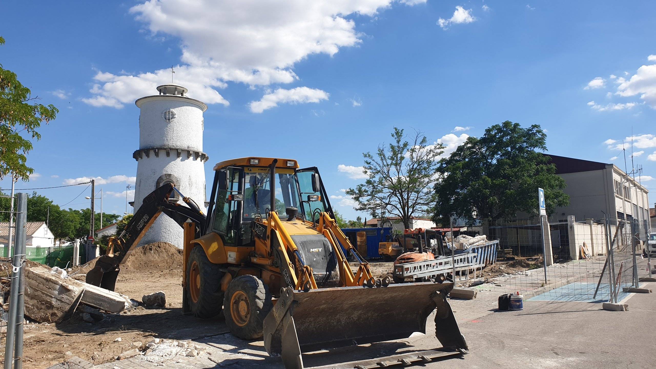 Máquinas realizando los trabajos de construcción del aparcamiento.