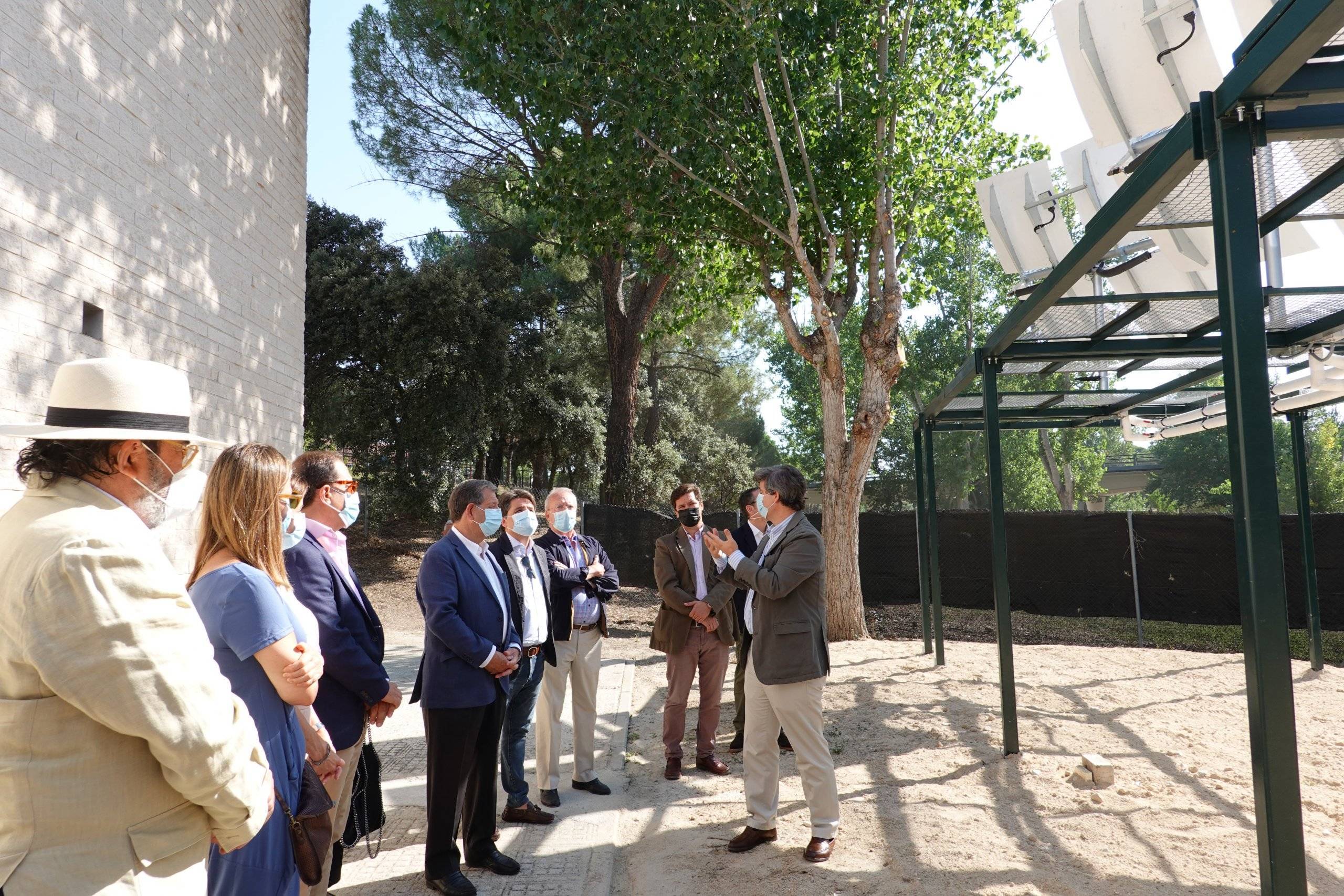 El director general de TCT explicando a las autoridades el funcionamiento de los concentradores solares.