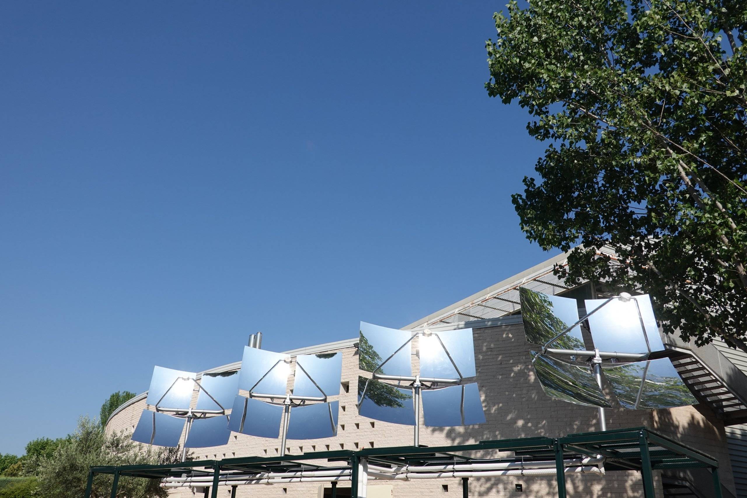 Imagen de los concentradores solares en el Polideportivo Santiago Apóstol.