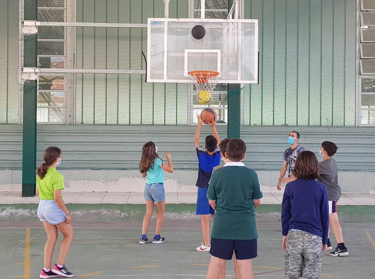 Participantes en las actividades deportivas del Minicampus de verano.