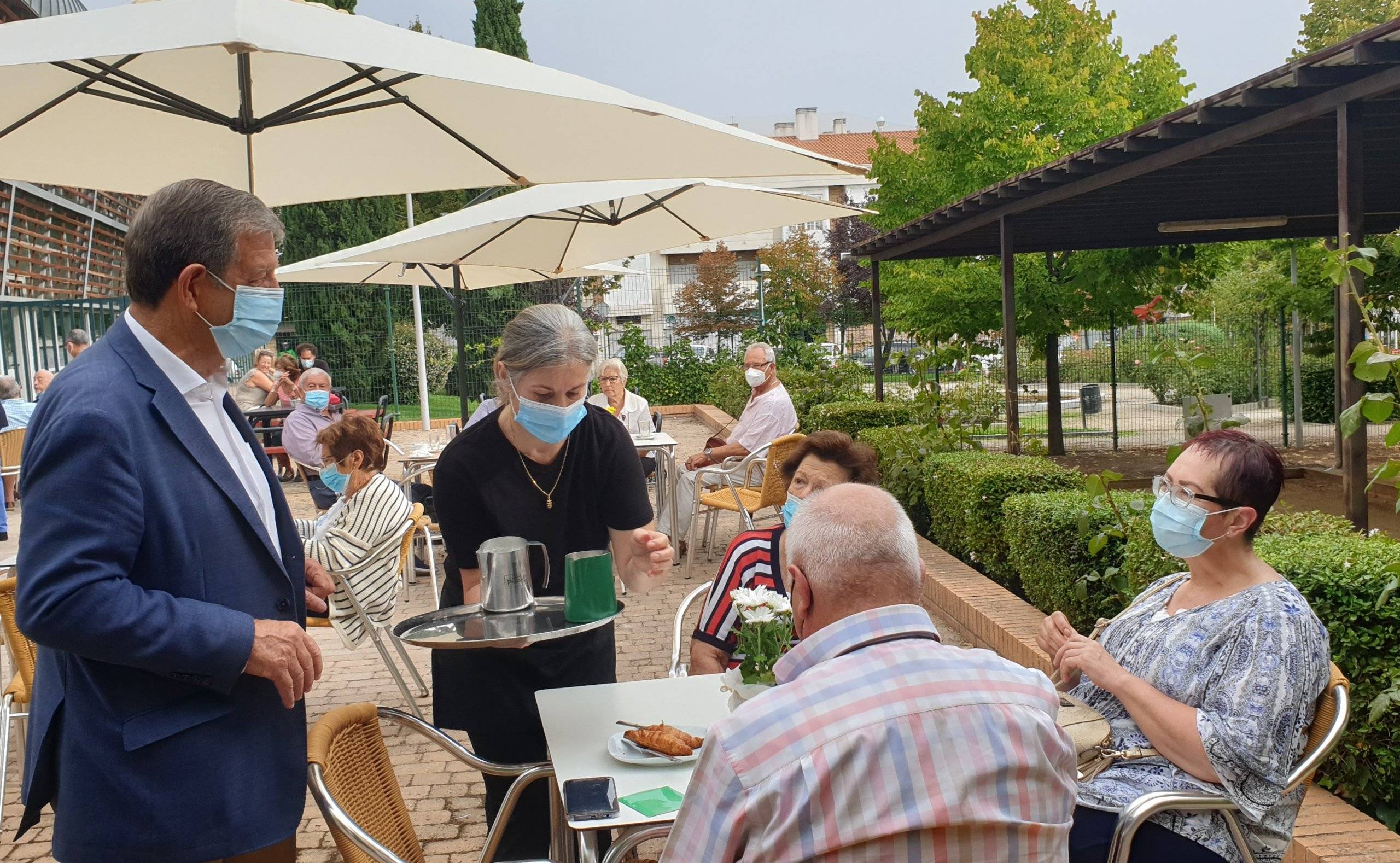 Imagen de la visita del alcalde a la cafetería del C.C. El Molino.