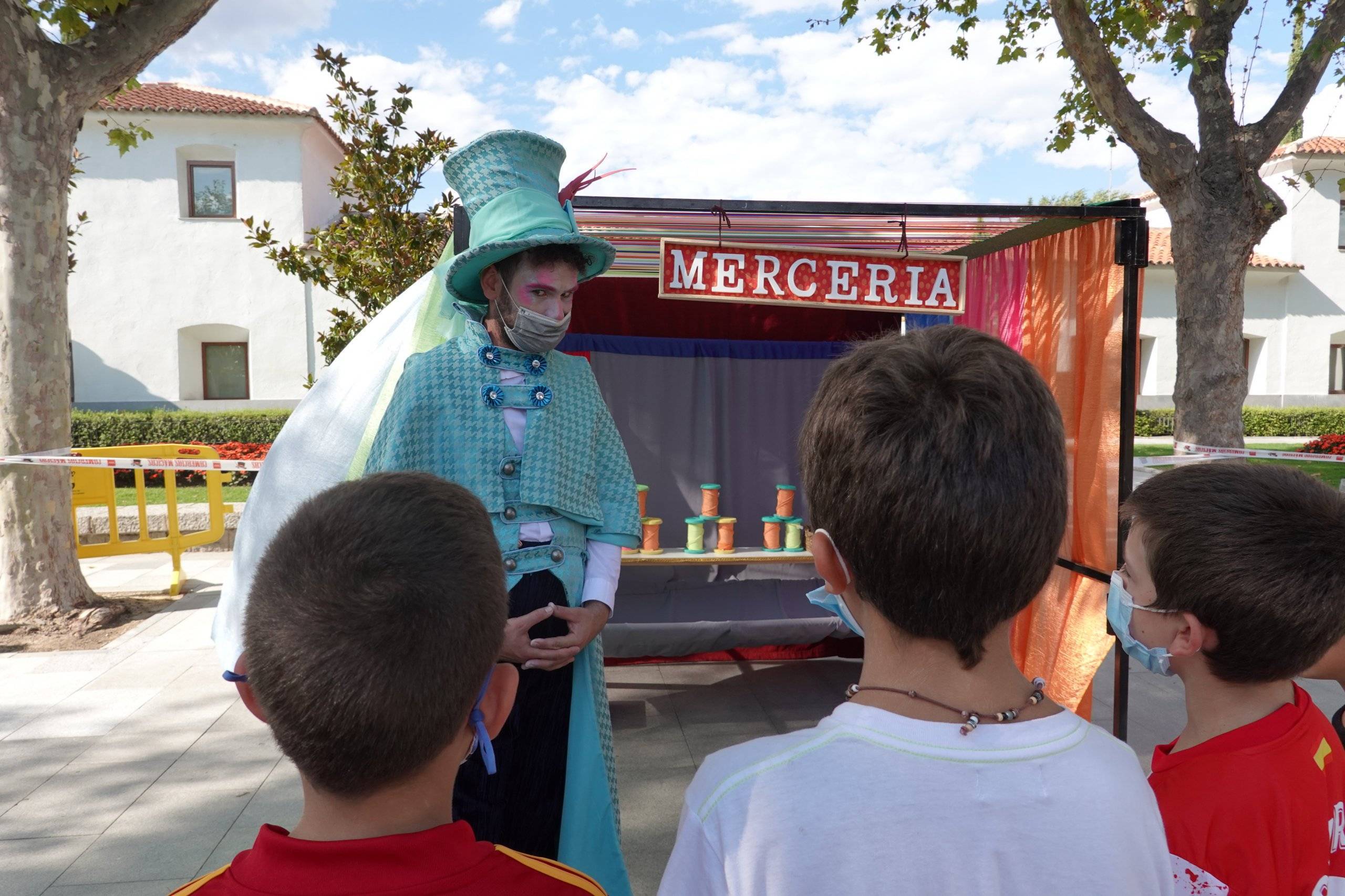 Niños participando en una de las actividades de la feria.