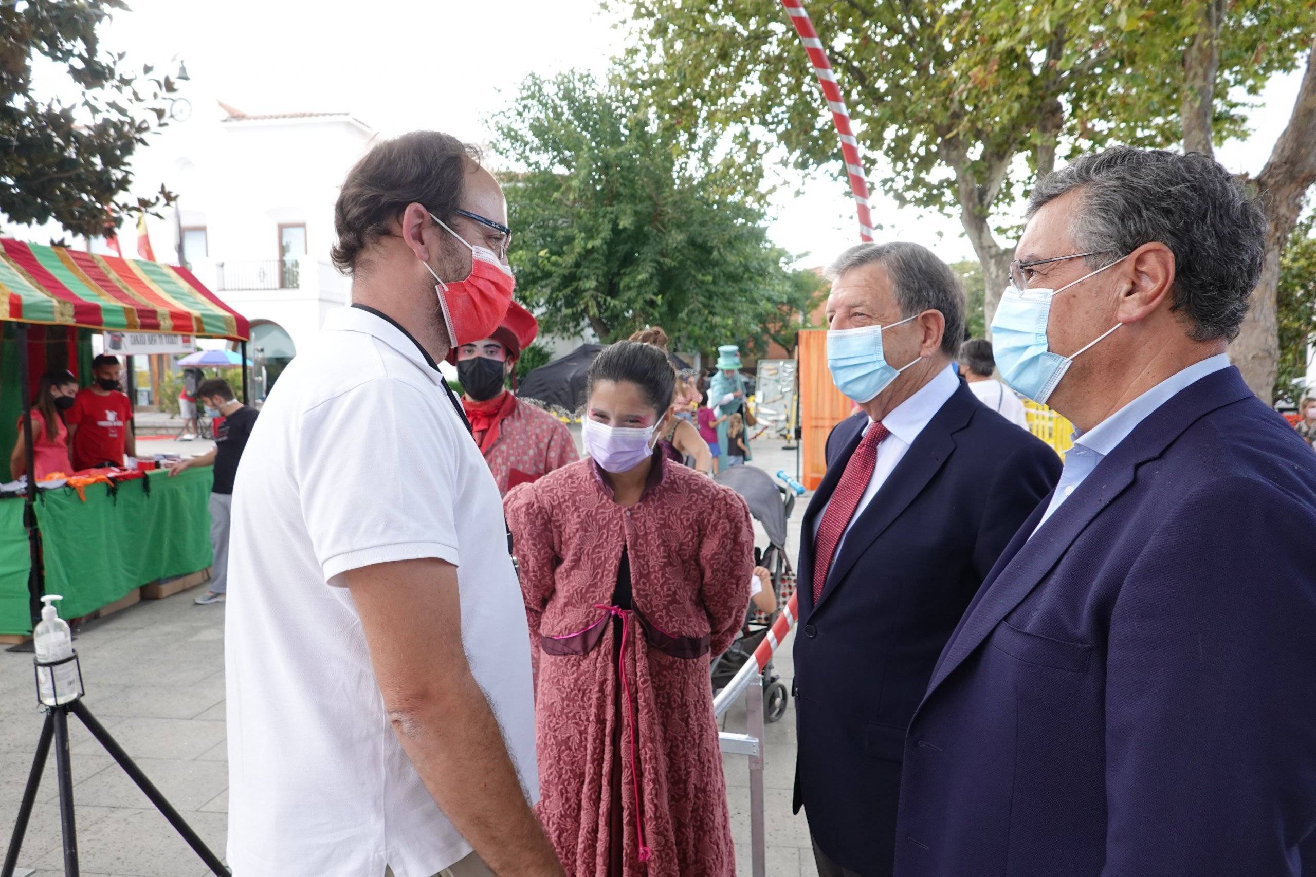 El alcalde y el concejal de Desarrollo Local, junto a los organizadores de la feria.