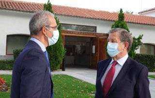 El alcalde, Luis Partida, junto al viceconsejero de Familia, Juventud y Política Social, Luis Martínez- Sicluna.