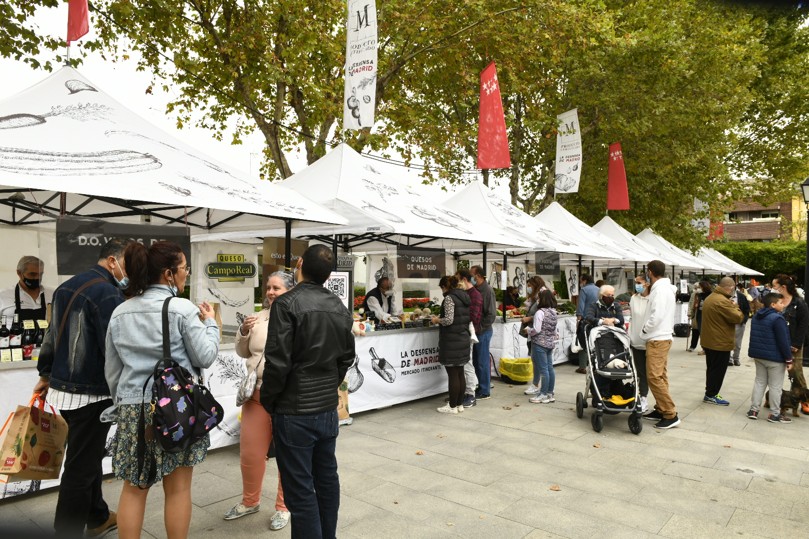 Público visitando el mercado itinerante de productos de Madrid.