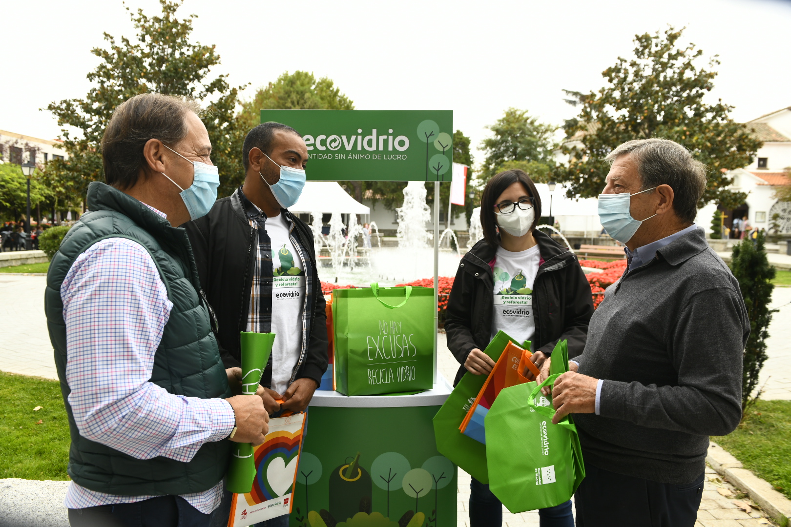 El alcalde y el concejal de Medio Ambiente, en el stand de Ecovidrio.