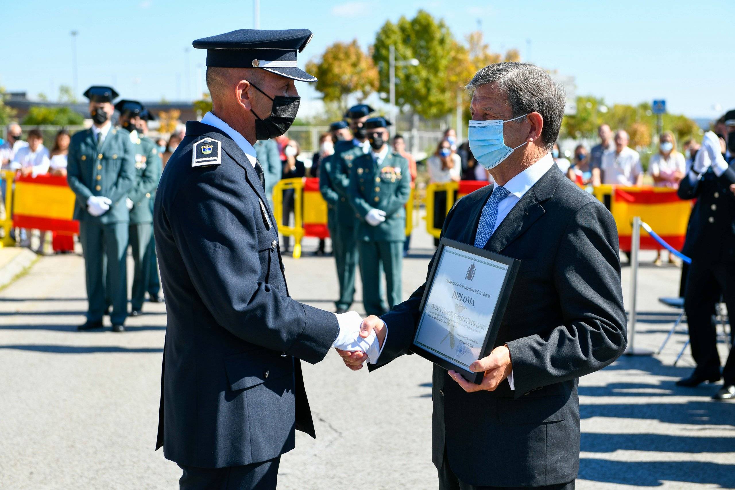 El alcalde entrega un diploma a uno de los policías locales galardonados por la Guardia Civil.