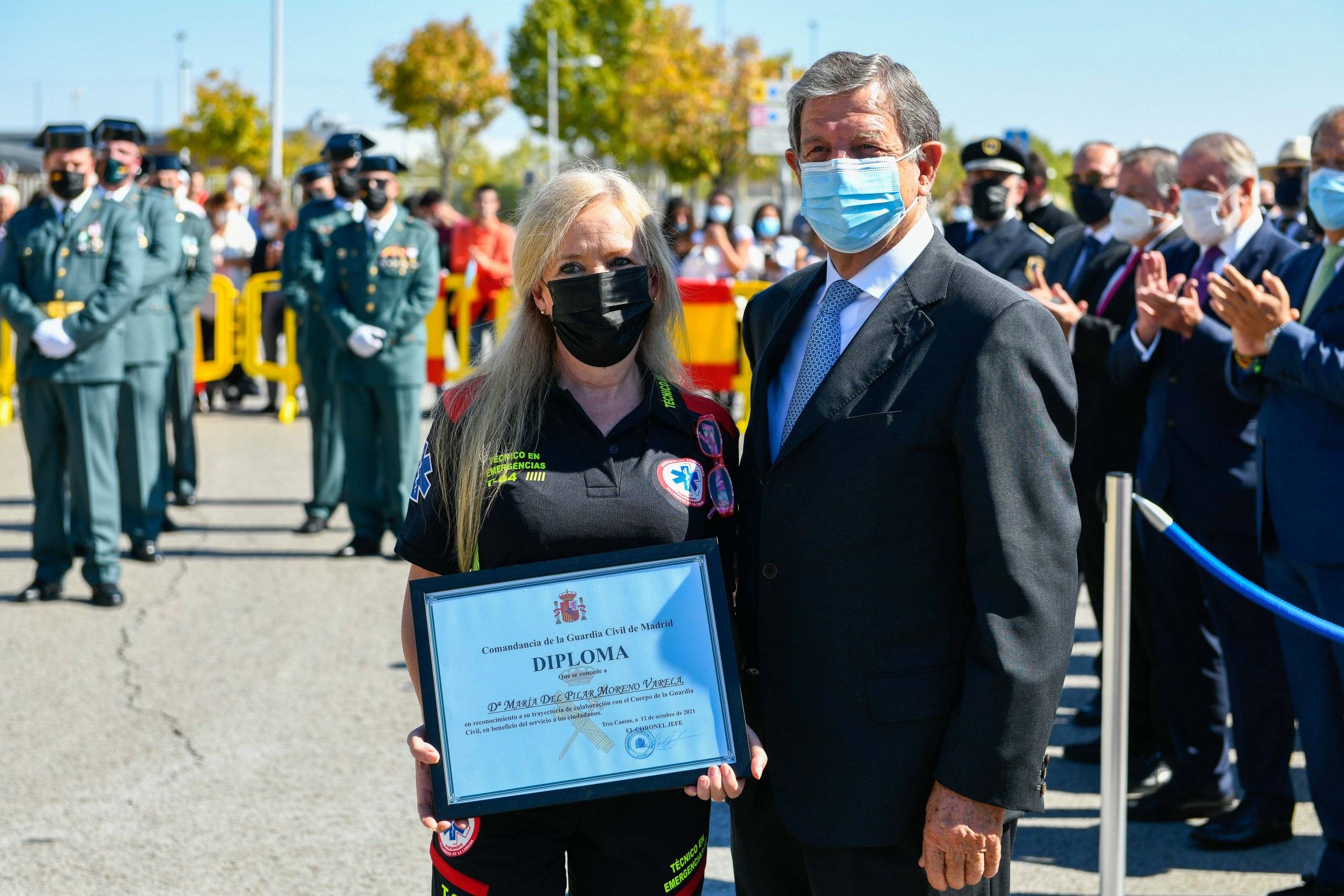 El alcalde junto a la técnica del Servicio Municipal de Emergencias Sanitarias galardonada por la Guardia Civil.