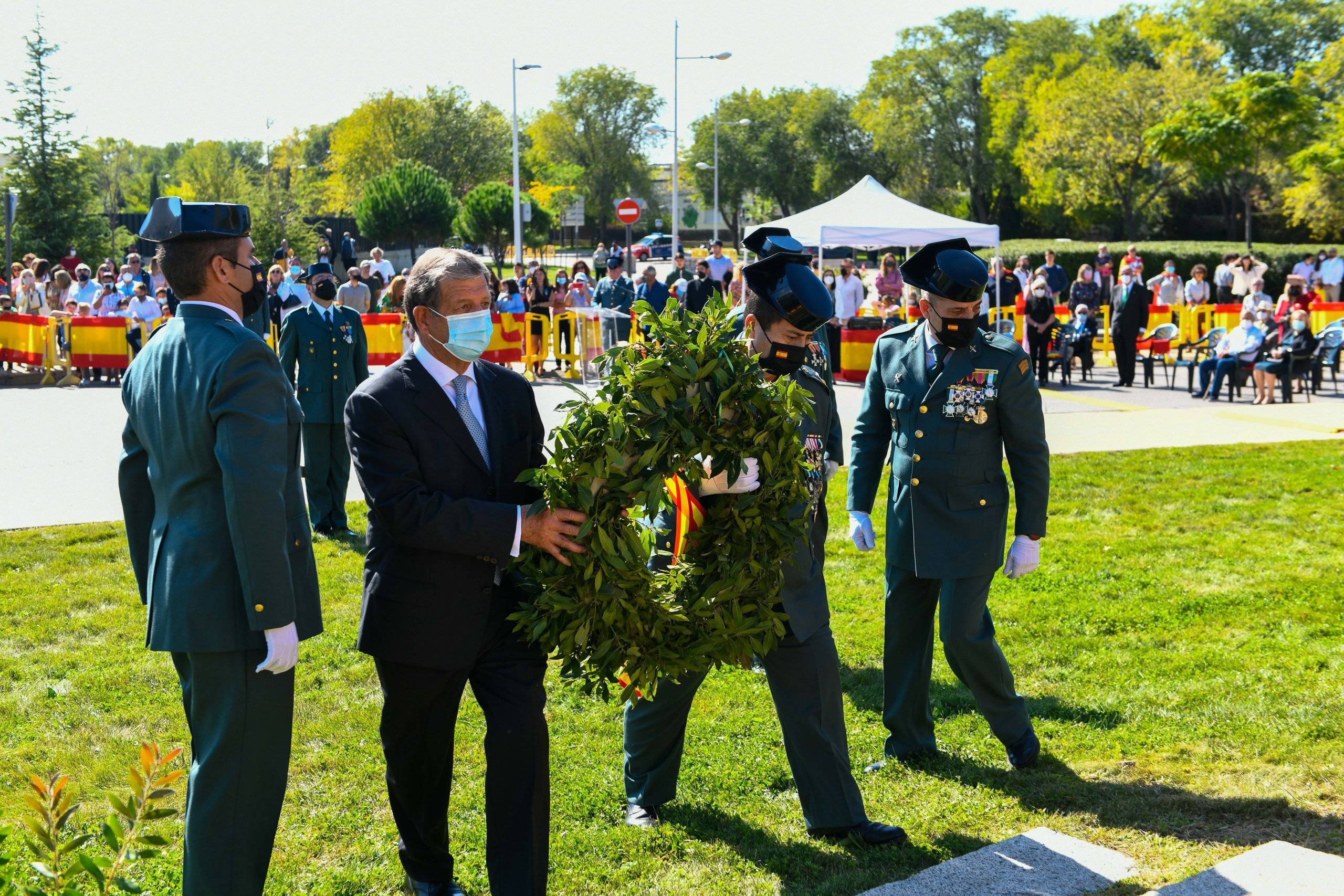 Momento de la ofrenda floral en homenaje a los caídos por España.