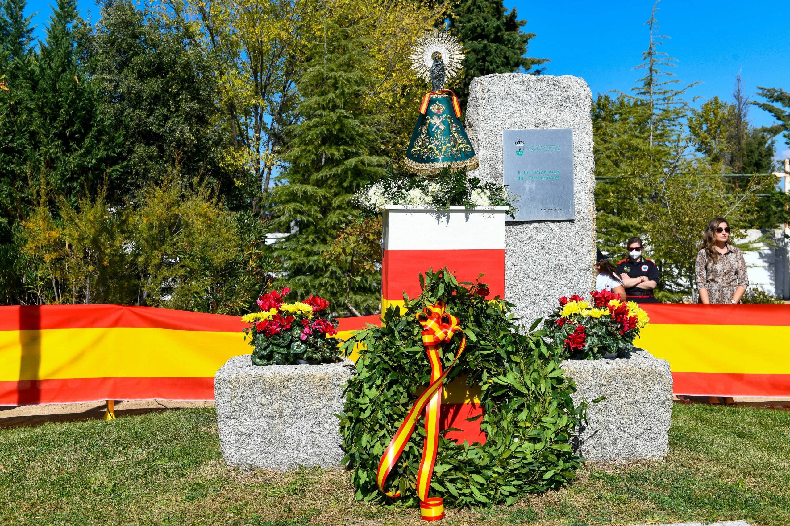 Ofrenda floral en homenaje a los caídos por España junto a la imagen de la Virgen del Pilar.