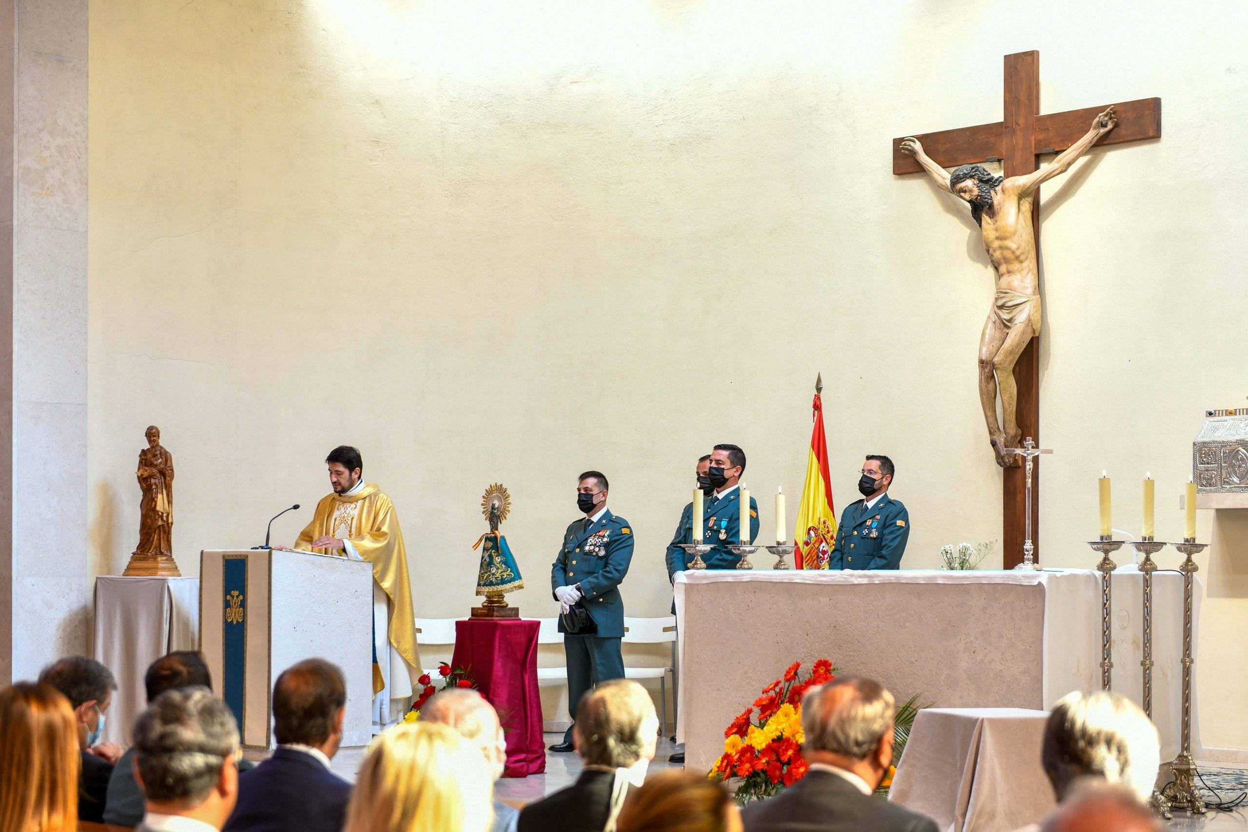 Misa en honor a la Virgen del Pilar en la parroquia San Carlos Borromeo.