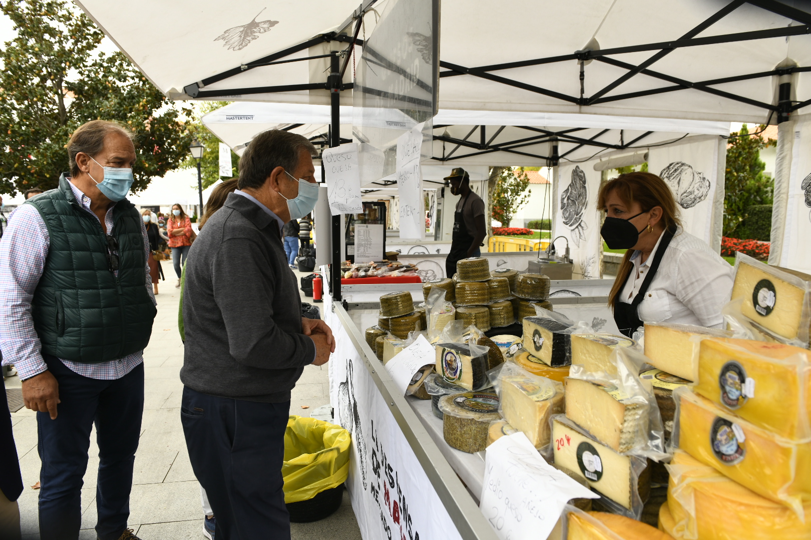 El alcalde, Luis Partida, conversando con una de las comerciantes.