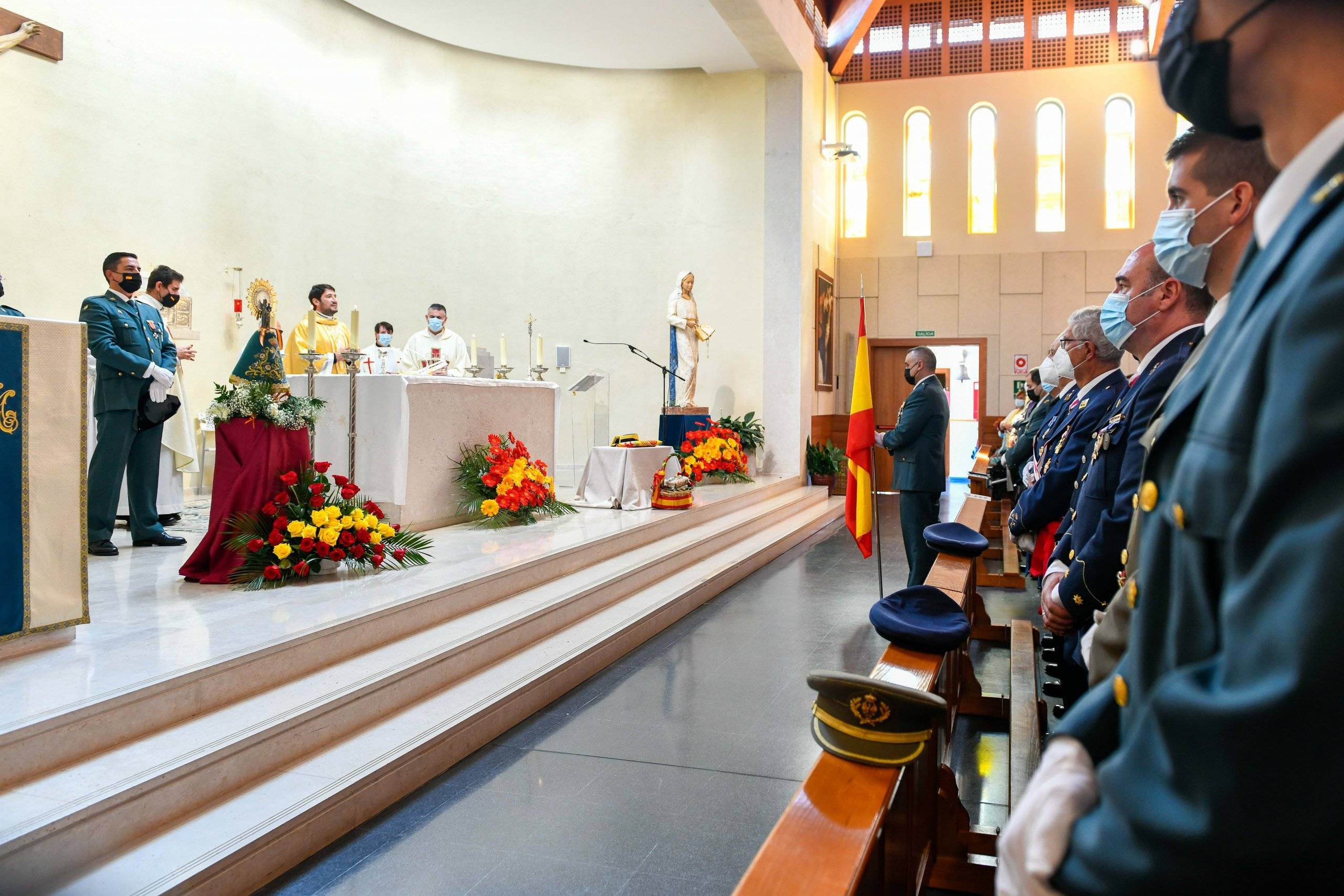 Misa en honor a la Virgen del Pilar en la parroquia San Carlos Borromeo.