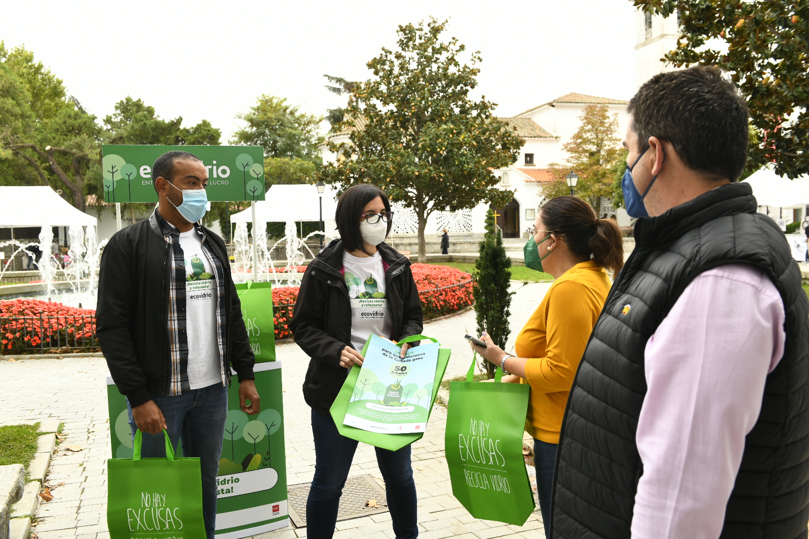 Los educadores de Ecovidrio informando a los vecinos sobre la campaña.