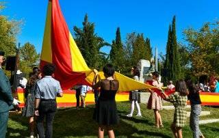 Momento del izado de la bandera de España.