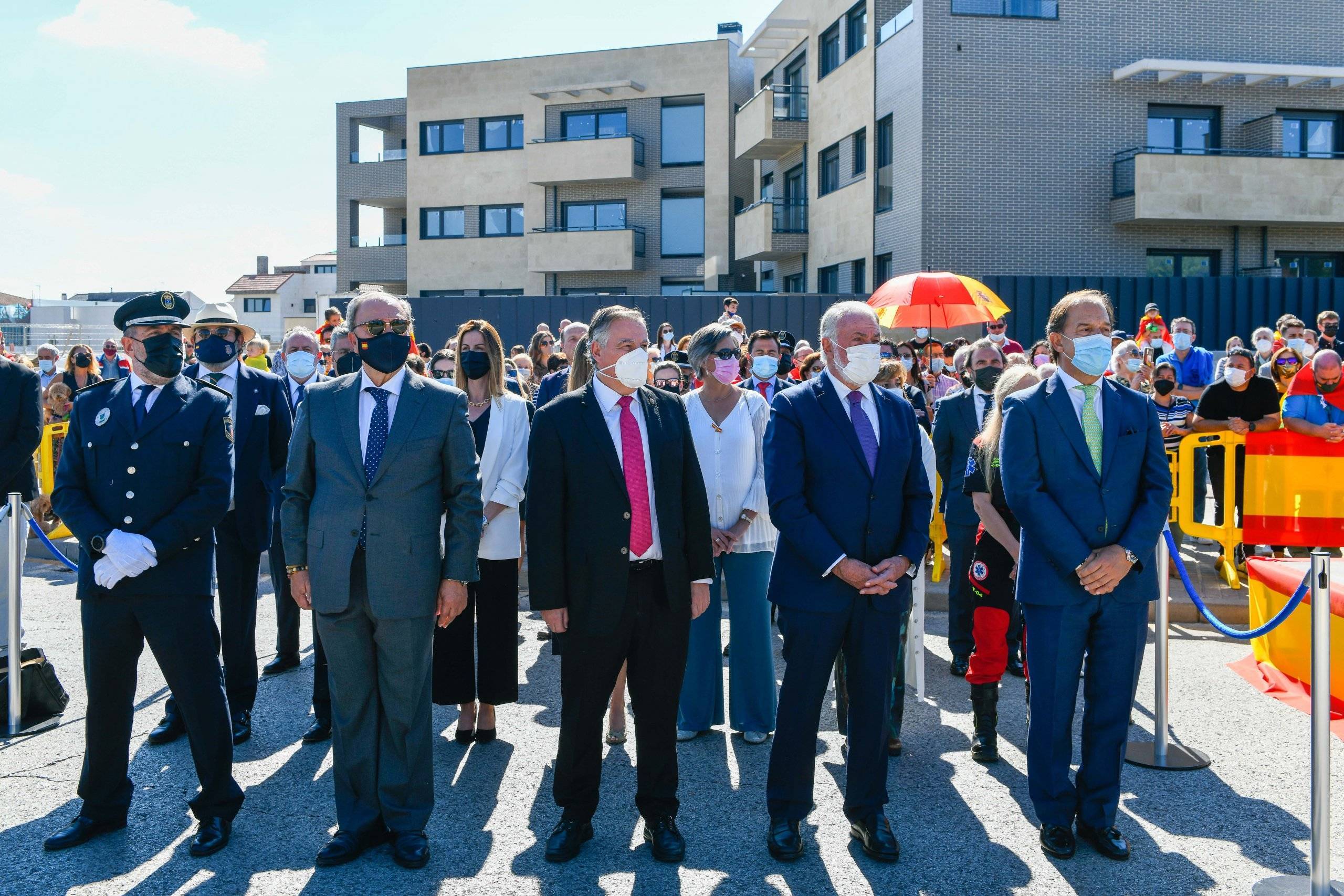 Autoridades y personalidades presentes en el acto.