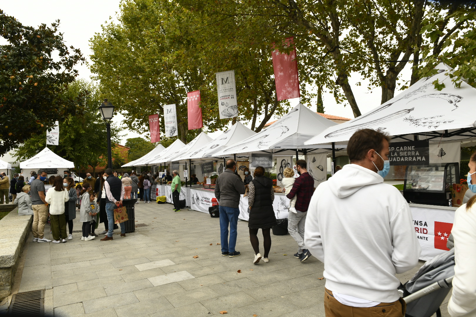 Público visitando el mercado itinerante de productos de Madrid.