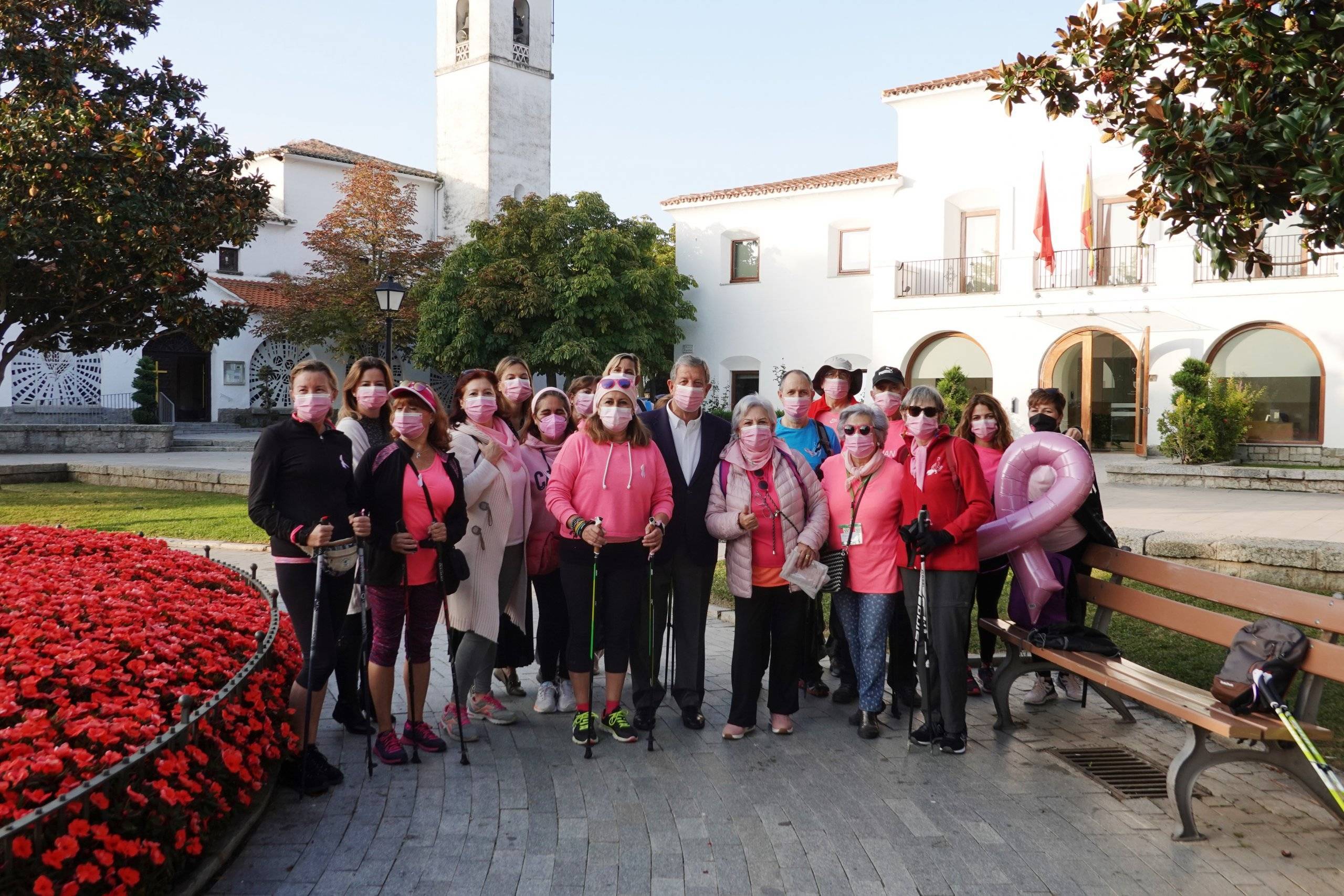 Alcalde y concejales junto a los integrantes de la Delegación Local de la Asociación Española contra el Cáncer y del Club de Marcha Nórdica de Villanueva de la Cañada.