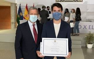 El regidor junto a Guillermo Pérez Torres, mejor alumno de la promoción de Farmacia y joven villanovense becado por el Ayuntamiento.